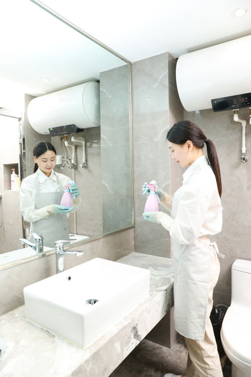 保姆保潔服務(wù)，以女性人物攝影圖展現(xiàn)清潔行業(yè)的專(zhuān)業(yè)與溫情